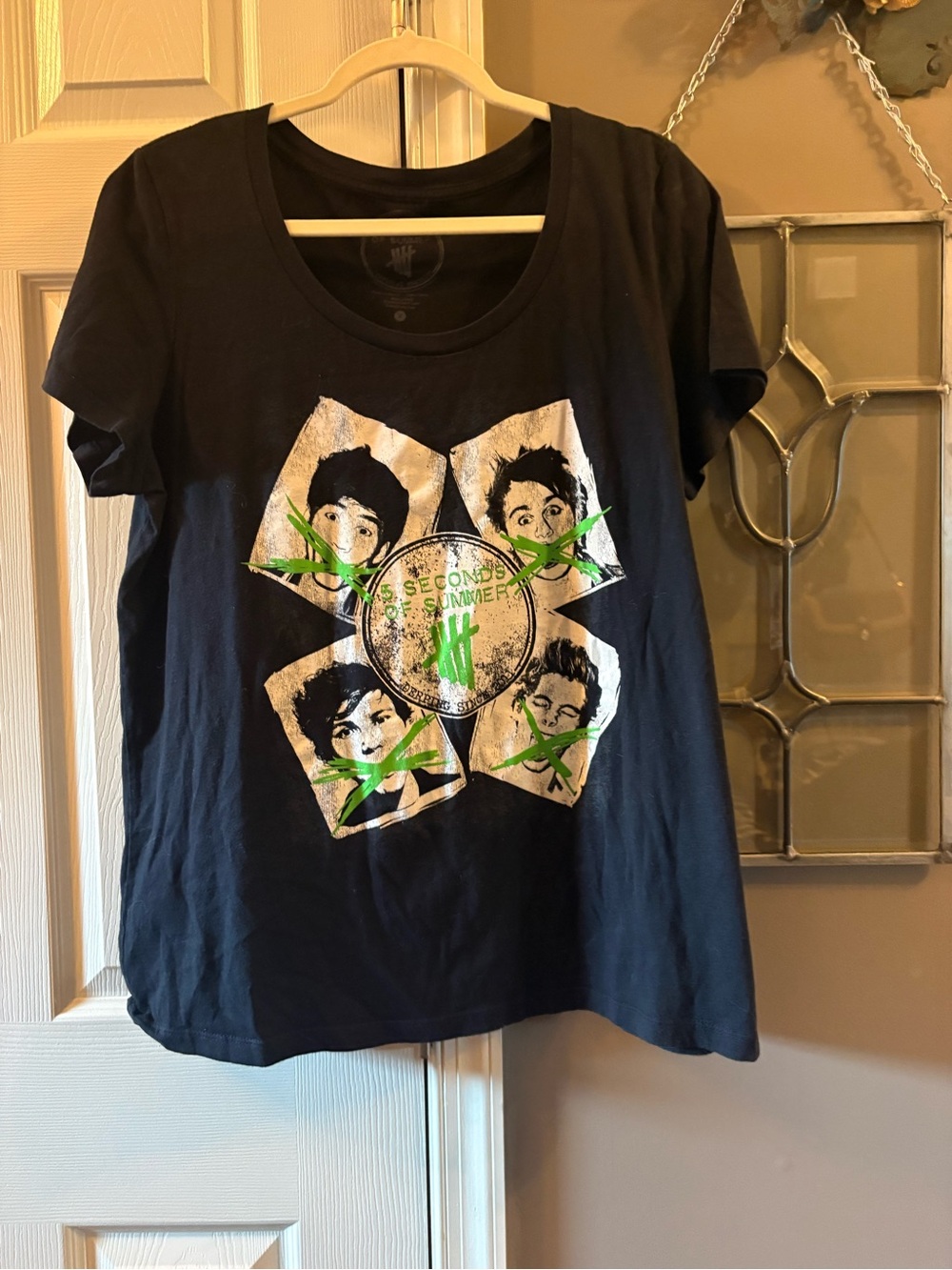 5 Seconds of Summer 5SOS Official 2014 Graphic T-Shirt Womenโs Large Band Tee